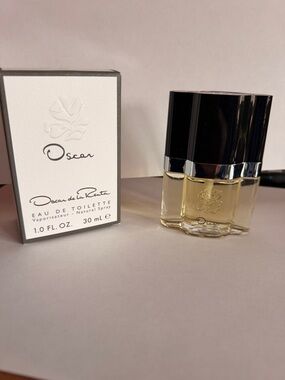 Oscar de la Renta Black & Amber Eau de Toilette Bottle